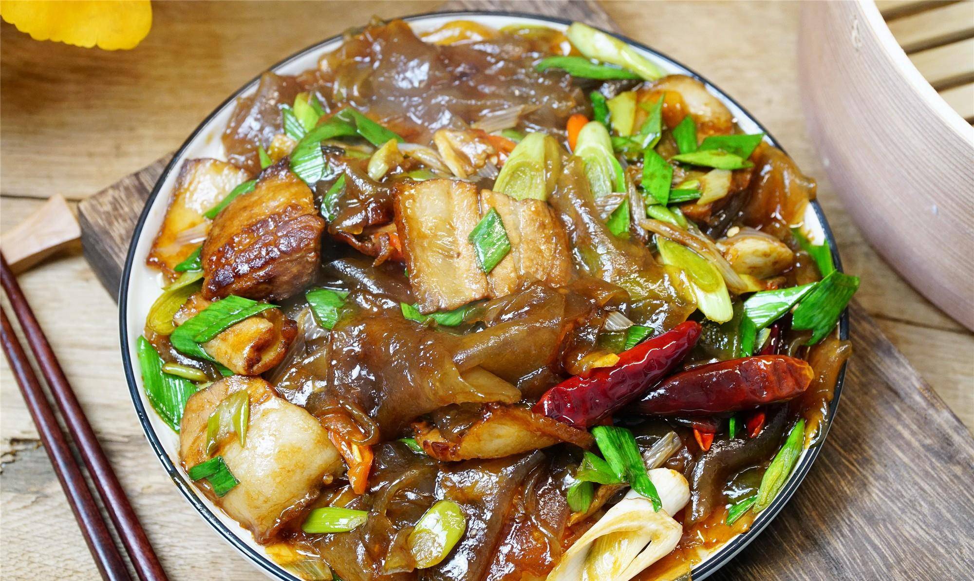 汤汁|每到冬天，就特馋吃的“焖粉皮”，老香了，油光透亮，米饭总不够