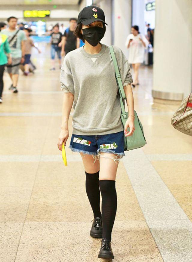 大腿 下身失踪穿腻了，短靴太闷脚，明星都在T恤下面这样穿，超显腿细