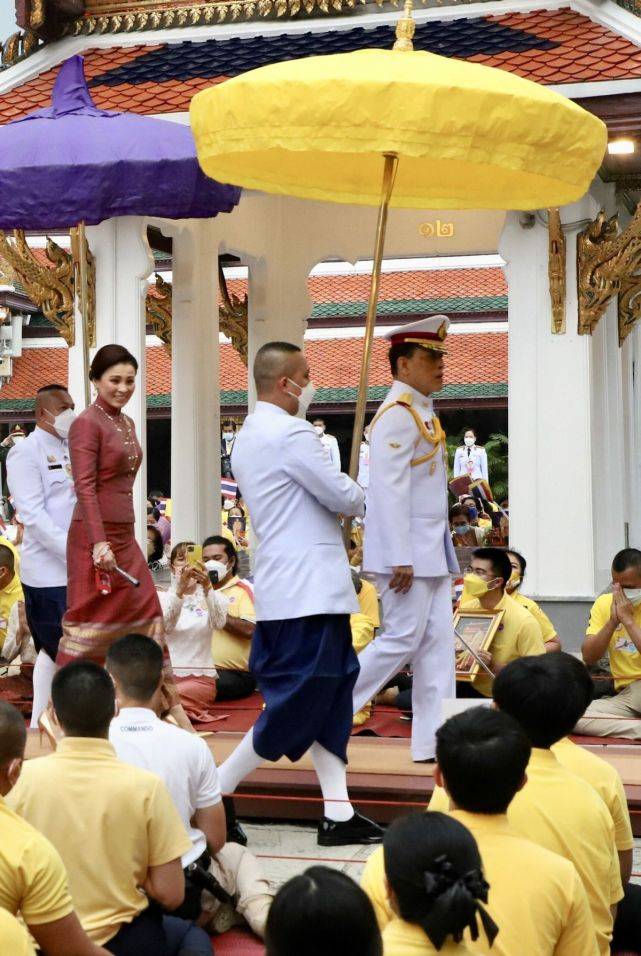 妮娜 泰国帝后夫妇带两位女儿营业！苏提达穿红裙迷倒国王，笑容太甜了