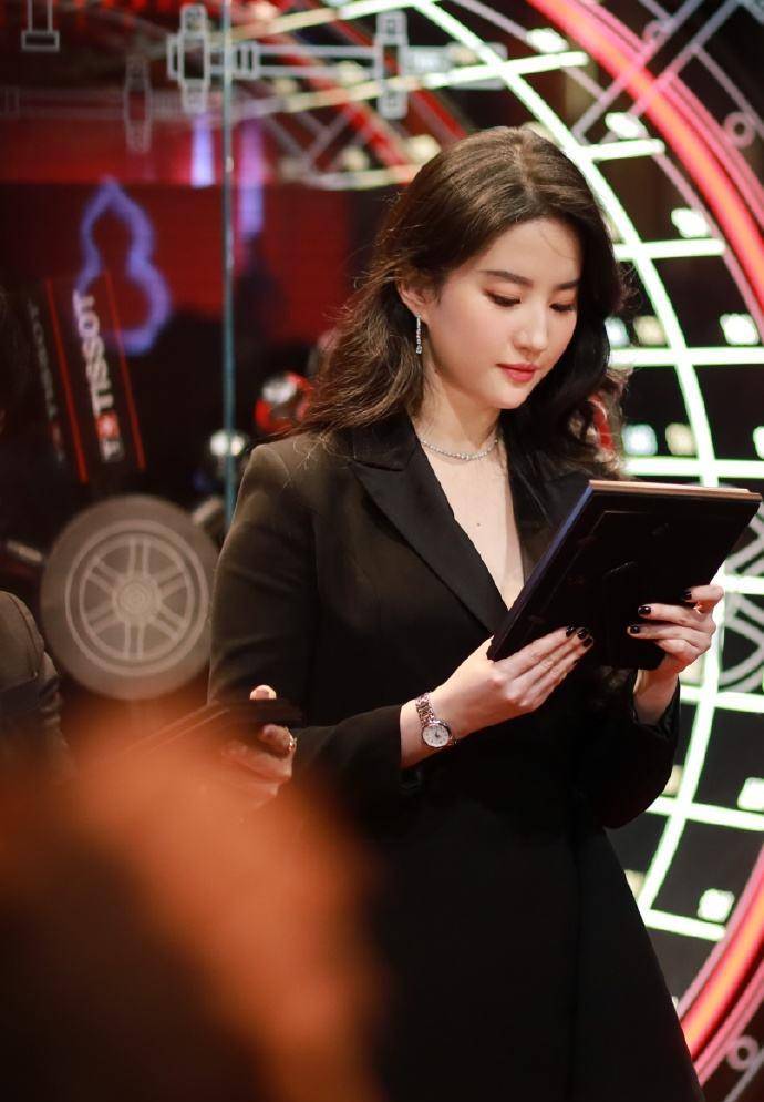 bug 阿娇的腿,杨幂的鼻子,刘亦菲的肩膀,说说女星的长相短板