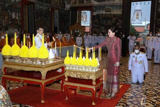 妮娜 泰国帝后夫妇带两位女儿营业！苏提达穿红裙迷倒国王，笑容太甜了