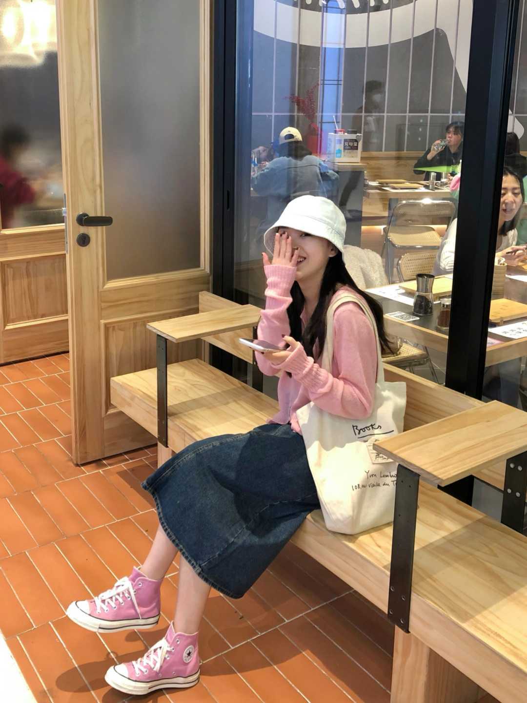 设计 开春不知道怎样穿？用粉色毛衣搭配这几条下装，真的封神了