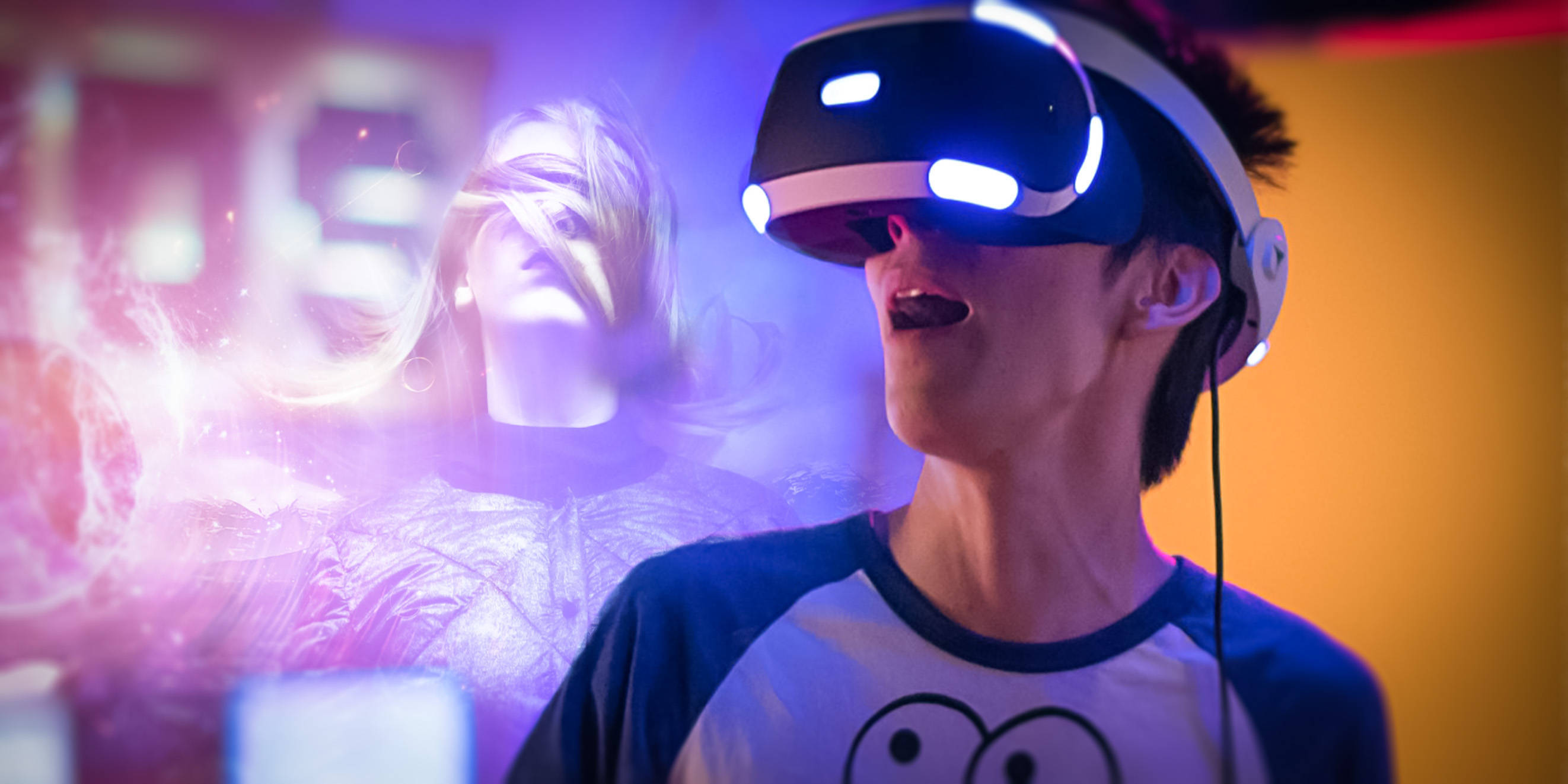 图片展示两人戴着虚拟现实头盔，似乎正沉浸在VR游戏中。他们表情专注，周围有彩色光影，营造出科技感和娱乐氛围。