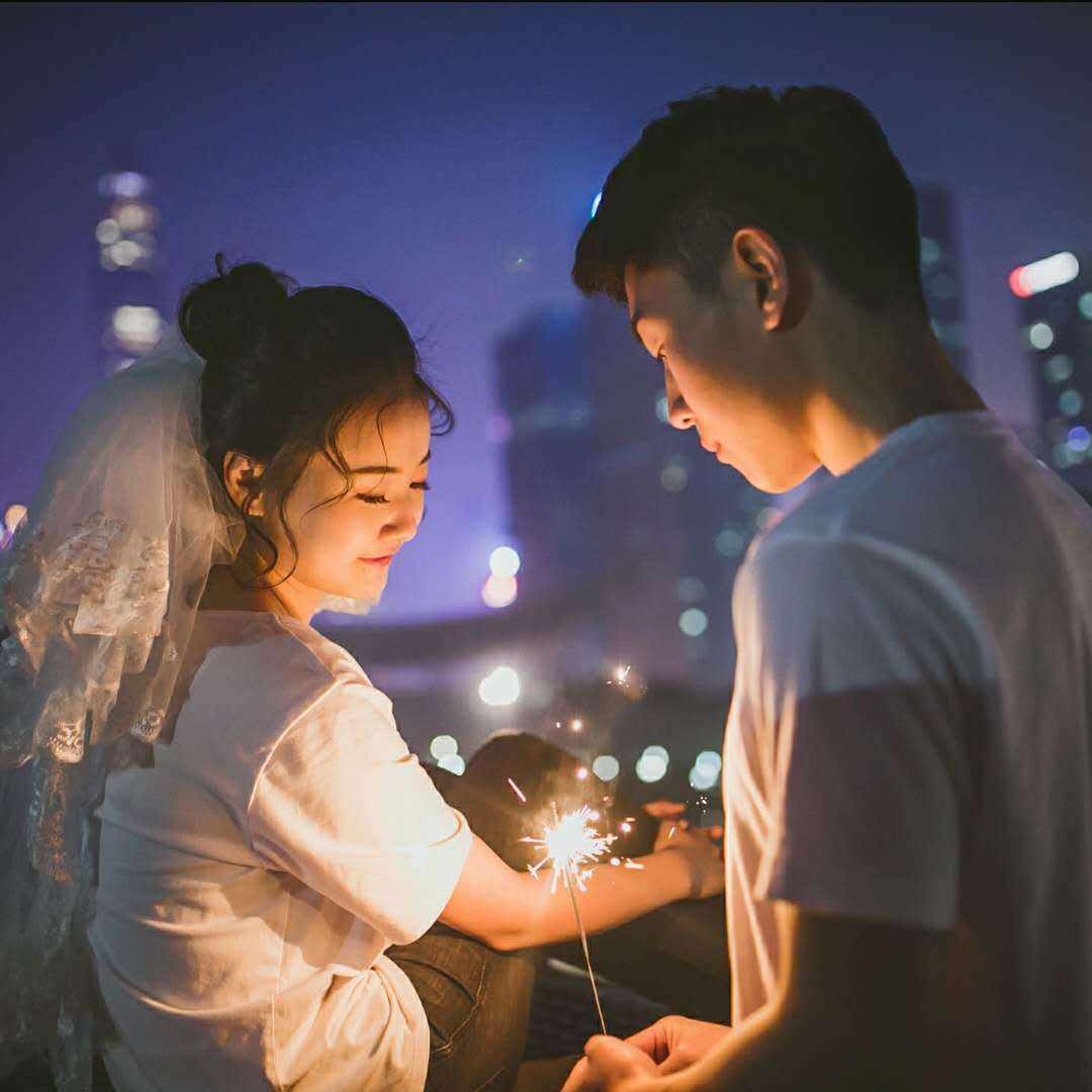 原创男子情人节点外卖送花外卖小哥发视频提醒你有可能被绿了