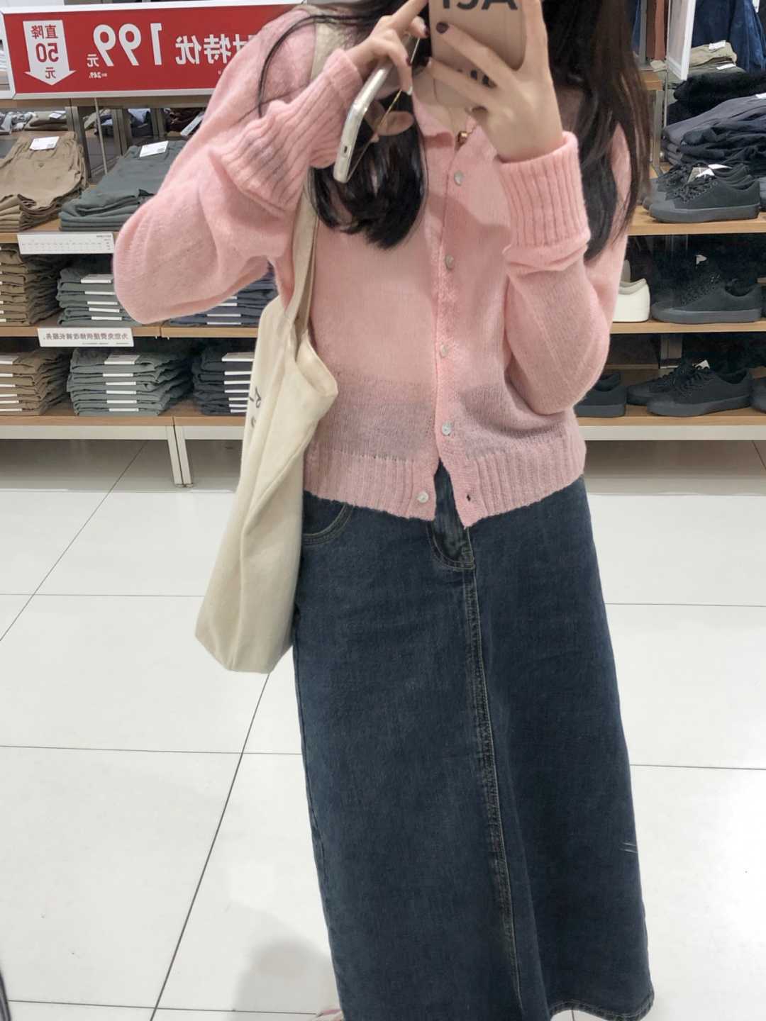 设计 开春不知道怎样穿？用粉色毛衣搭配这几条下装，真的封神了