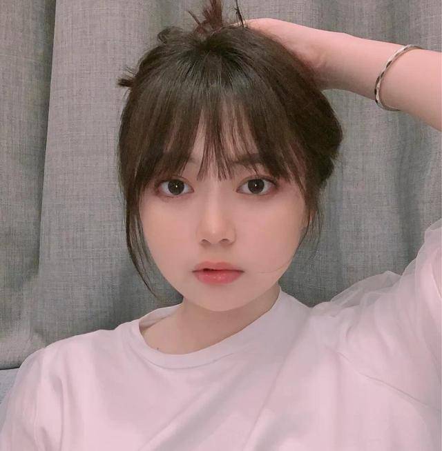 圆脸女孩一定要试一试lisa同款初恋头,这样乖巧清纯的发型会让圆脸