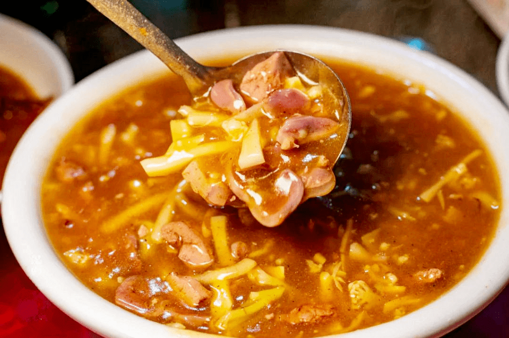 以鸡胗,鸡肝,鸡肠等鸡杂为主料,花菜,木耳,胡萝卜丝为辅料,勾芡大量