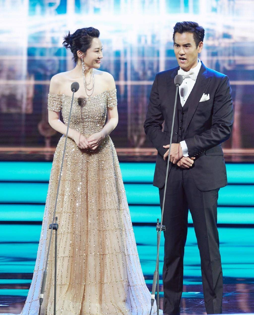 大气 她50岁不老被赞冻龄,今穿V领连体裤背“新华字典”,太吸睛了