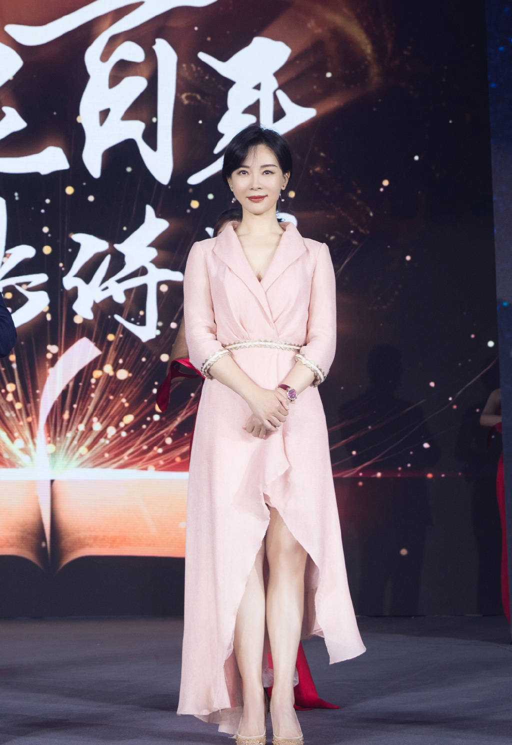 原创陈数穿1万4的亮钻高跟鞋出镜配白色v领西装美得优雅大气