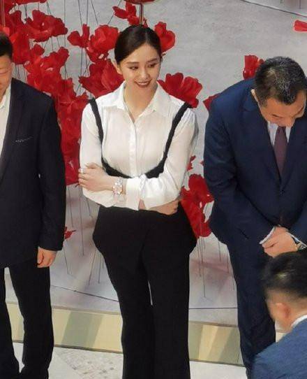 塑造出 刘诗诗早春穿搭大爆火!穿套装高级又不失美感,气质拿捏得太棒了