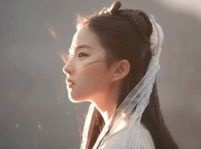 灵气 刘亦菲十五岁的时候太嫩了吧，穿着时尚，像极了时下前卫的穿法