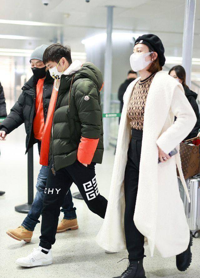 睡袍 田亮夫妇现身不像夫妻像母子,妻子裹睡袍似贵妇,田亮穿成大学生