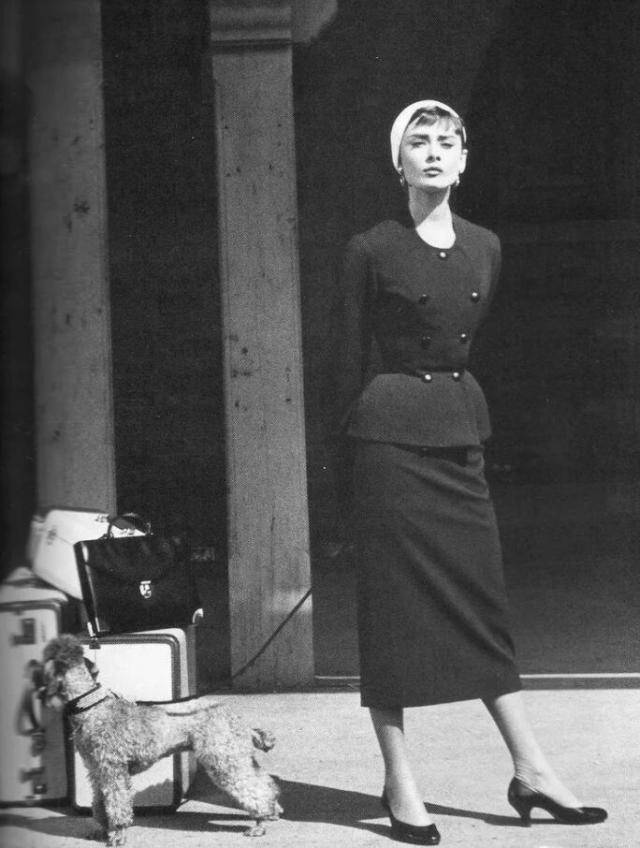 经典 奔五女人不想被叫“中年妇女”，试试赫本3套法式穿搭，优雅高贵