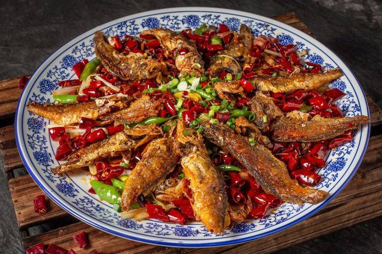 食材:小黄花鱼,桃园建民西瓜酱,葱姜蒜,辣椒,西红柿,土豆,莲藕,料酒