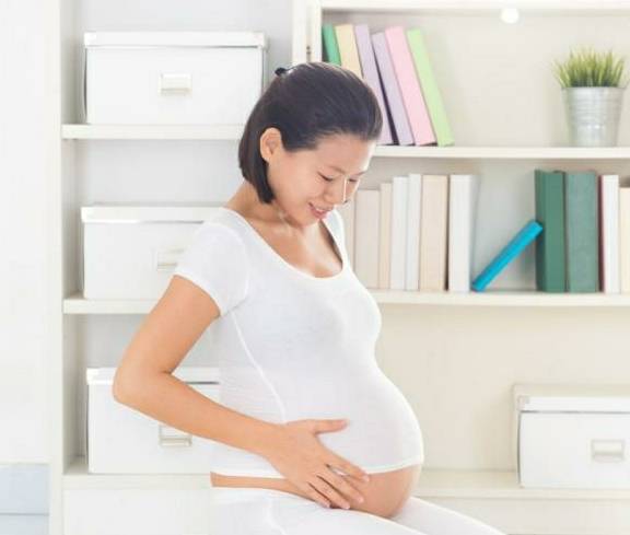 生下|42岁老阿姨与25岁小鲜肉结婚,顺利生下双胞胎,网友:令人羡慕