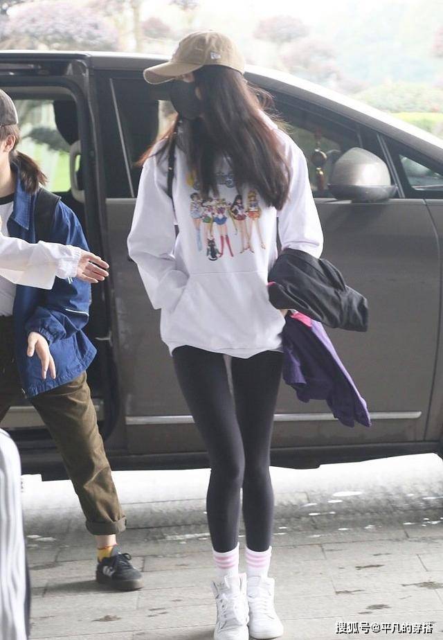 袜子 比秋裤外穿还厉害的操作:“打底裤+露袜”,明星超模都在这么穿