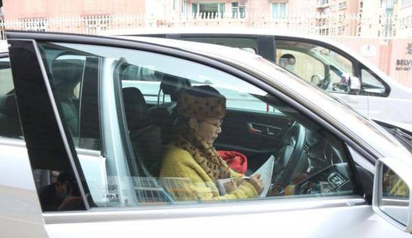 吊臂 胆子真大！72岁汪明荃独自驾奔驰撞上吊臂车，网友：幸好人没事