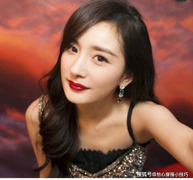 女王有种口红叫“绝美红毯色”，杨幂女王范标配，鞠婧祎凹造型全靠它