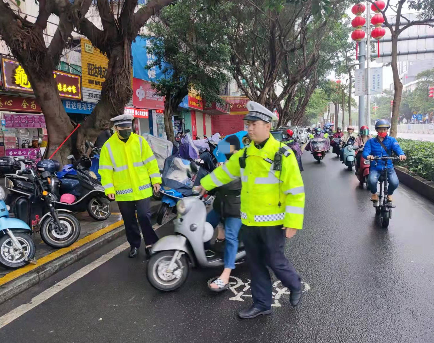 湛江霞山交警逢周五整治电动车秩序助力创文