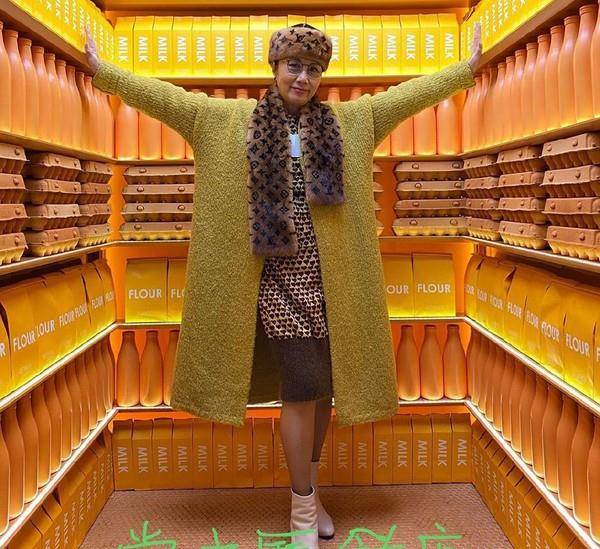 吊臂 胆子真大！72岁汪明荃独自驾奔驰撞上吊臂车，网友：幸好人没事