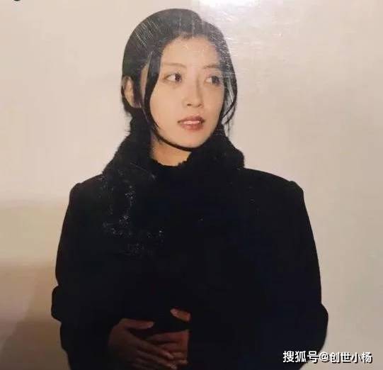 产后护理妈妈颜值“碾压”全家是什么体验？父母老照片走红，太美了