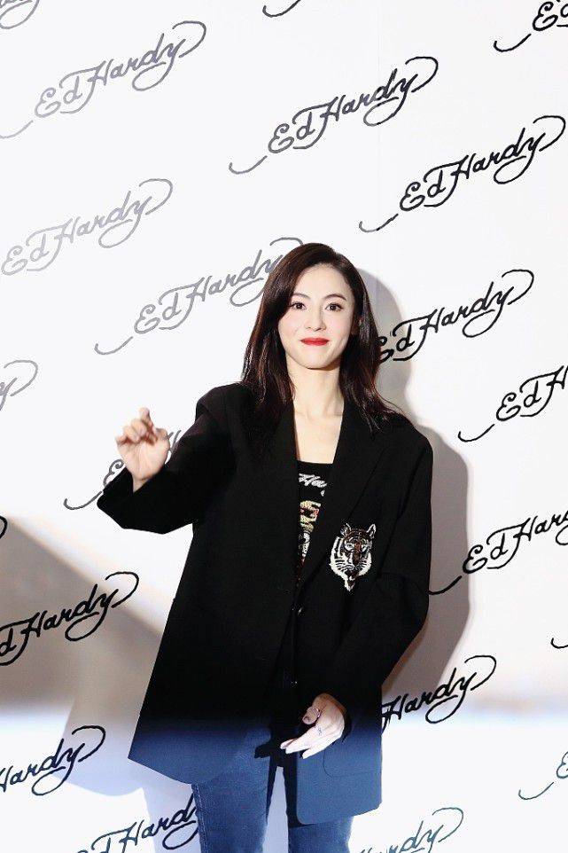 形象 张柏芝颜值与身材仍完美，一身西装过的真自由