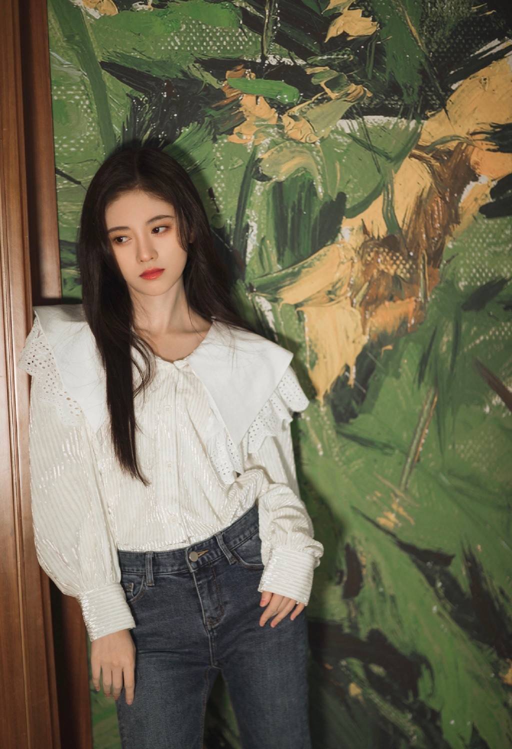 颜色 不愧是“四千年美女”,鞠婧祎黑T格纹裙出镜,小红帽衬显好肤色