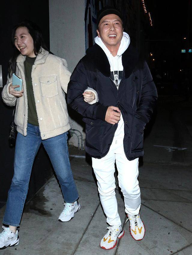 羊羔 甄子丹00后女儿徒有长腿没颜值！素颜和爸爸出行，16岁看着像36岁