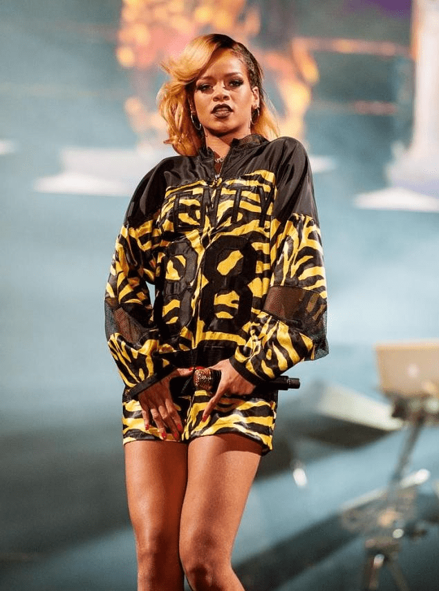 魅力 蕾哈娜孕期穿得也这么招摇,穿豹纹毛毛外套露出孕肚,霸气感外露