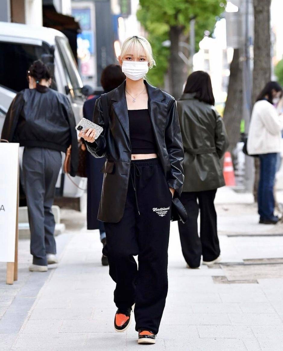黑色 街拍镜头下的韩国女孩，没有美颜滤镜，用简约的黑色也能穿出时髦