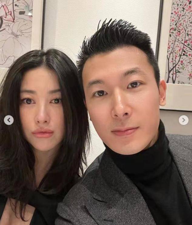 原创朱珠首次为丈夫庆生特意为丈夫挑选礼物熟女风打扮更惊艳