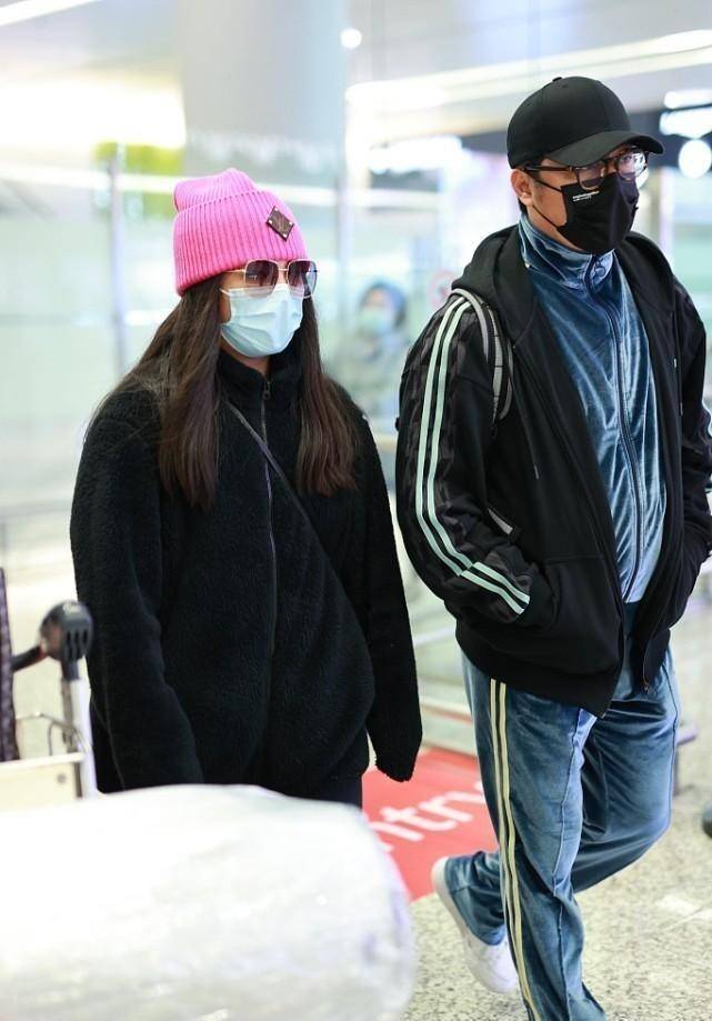 王岳伦 王岳伦和女友出行挺高调，穿针织衫配运动裤，有中年休闲感了