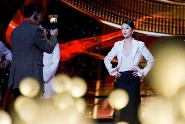 服装 47岁周迅穿搭朴素带男友见父母，脸比小13岁的男友还嫩