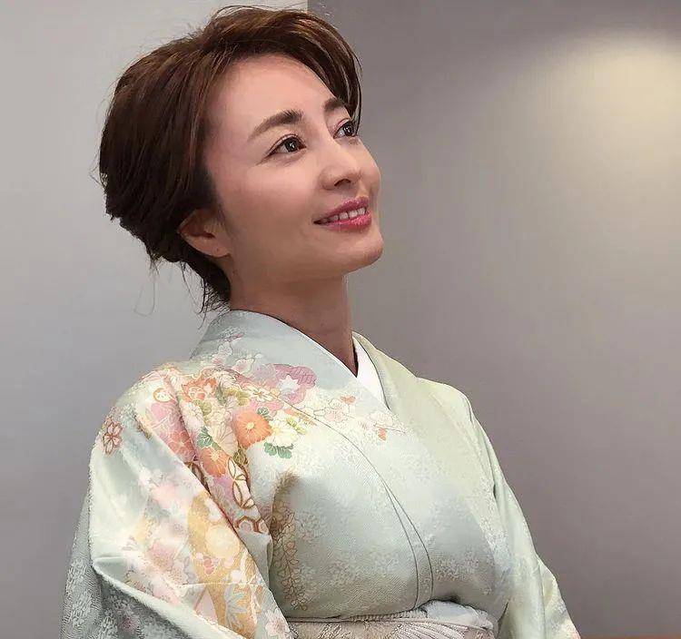 这对母女的颜值 身材和衣品都太绝了 基因实在强大 新山千春 女儿 Ins