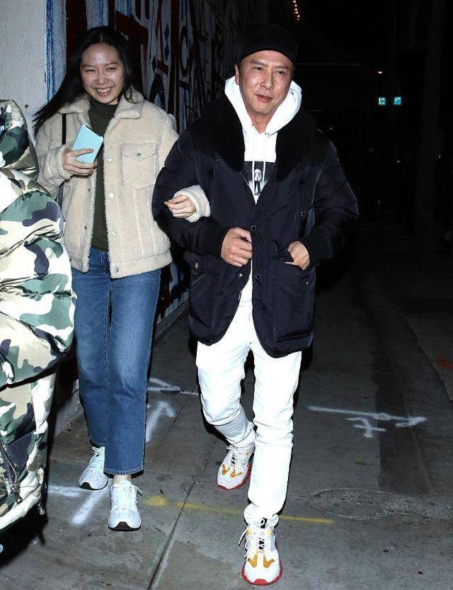 羊羔 甄子丹00后女儿徒有长腿没颜值！素颜和爸爸出行，16岁看着像36岁