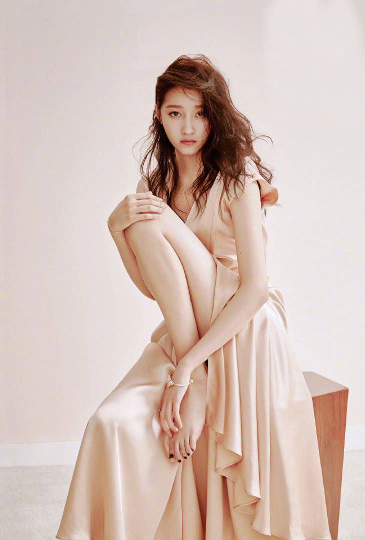 原创关晓彤写真照曝光一袭裸粉色连衣裙配凌乱长裙露美腿慵懒迷人