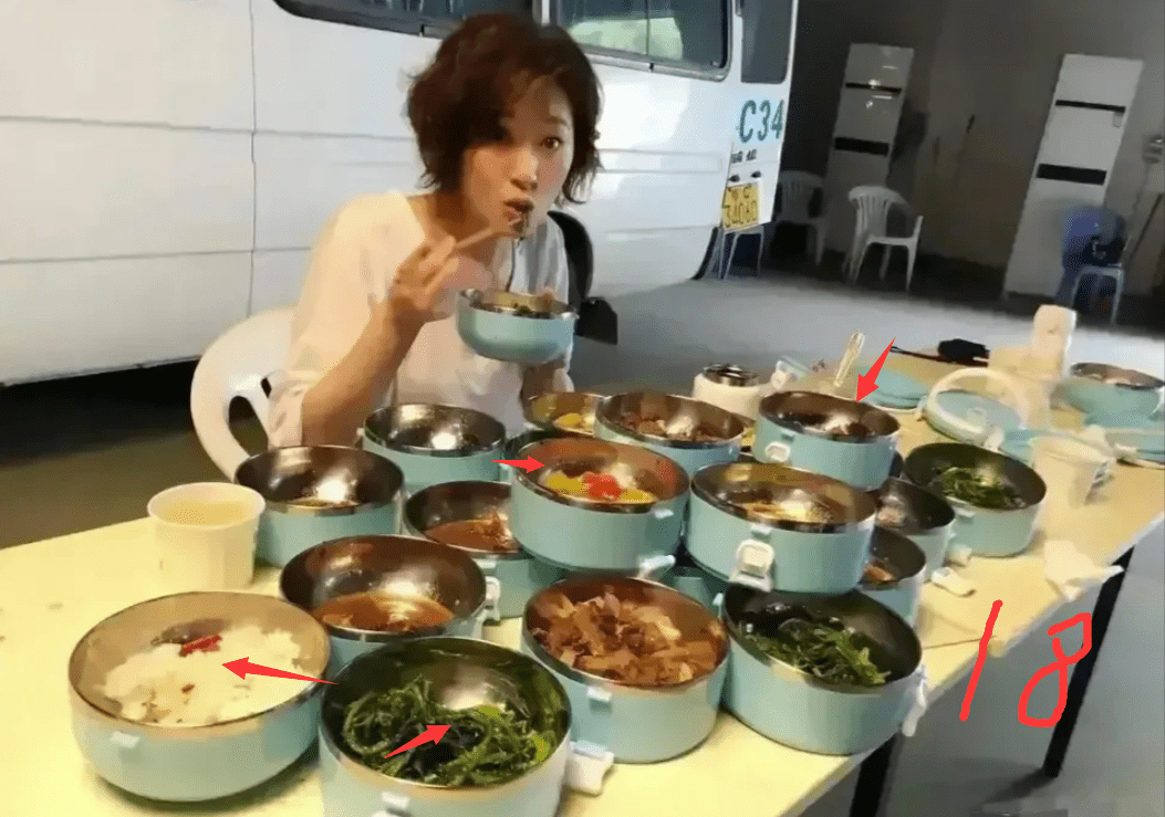 明星过节赵本山3人一锅白菜炖粉条,冯小刚拍黄瓜,戚薇12盘龙虾_生活