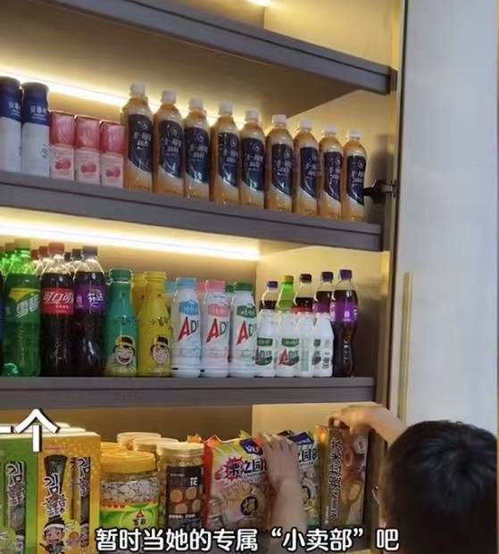 衣帽间|男子怕妻子晚上肚子饿，将衣帽间改成“小卖部”，妻子的情太可爱