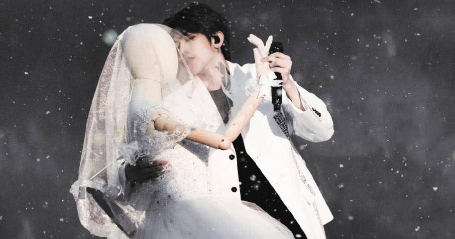 蔡徐坤与人偶跳舞时，有谁注意到他手放的位置，太浪漫了_白色_话筒_西装