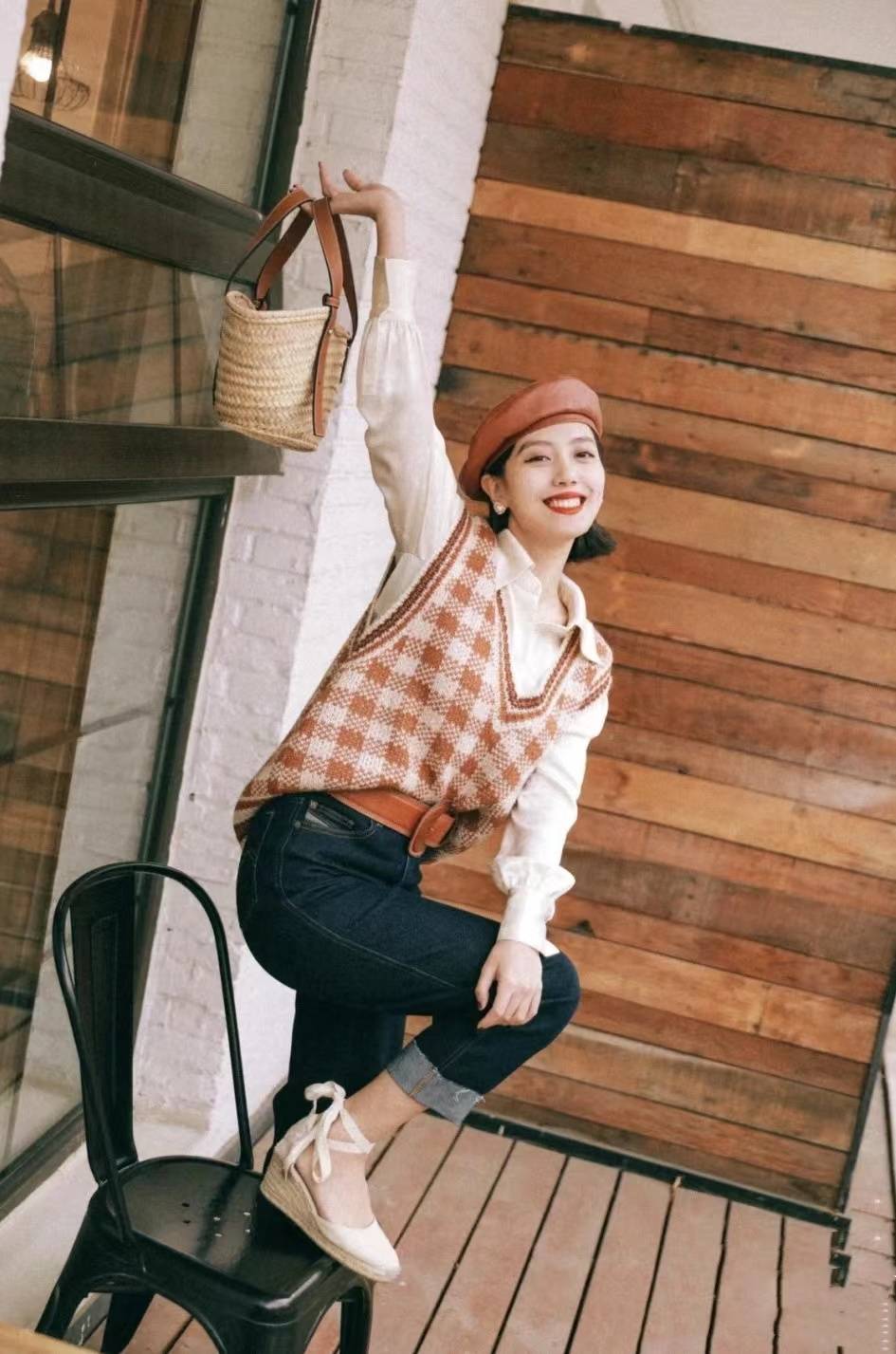 细节 春日复古范,就选“红蓝撞色”,俏皮又精致,做个不一样的姑娘