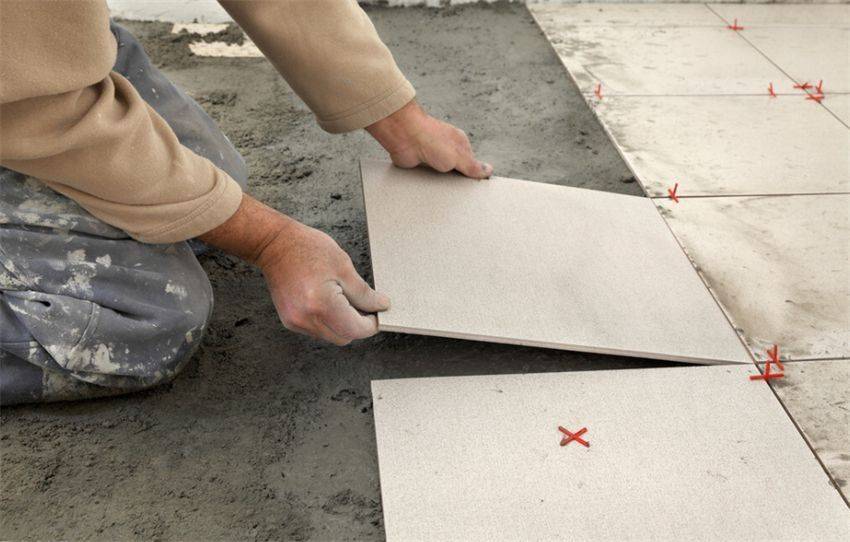 铺瓷砖时工人说用瓷砖胶比水泥砂浆好别轻信八成是想坑你