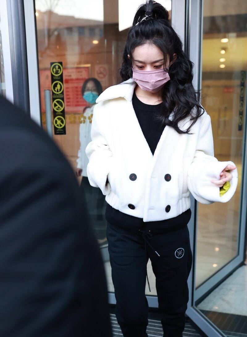 颜色 “白+黑”真是永恒的经典,多少岁都能穿,掌握穿搭技巧一定很美