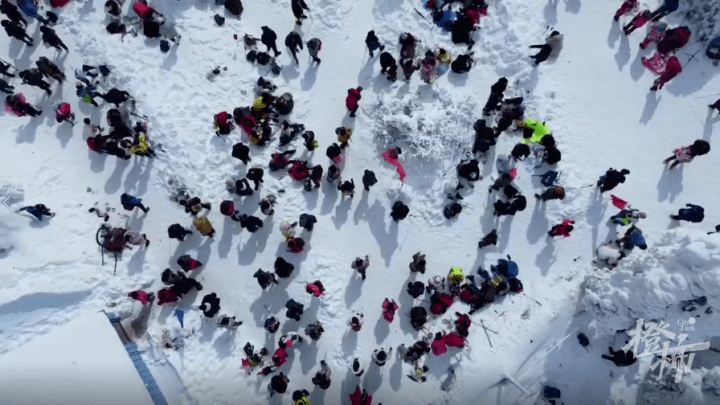赏雪|一对男女游客赏雪失联，警方和救援组织连夜上山搜救