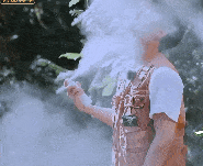 父亲李汶翰喷防晒喷雾，宛若喷灭火器，果然和王一博是亲队友！