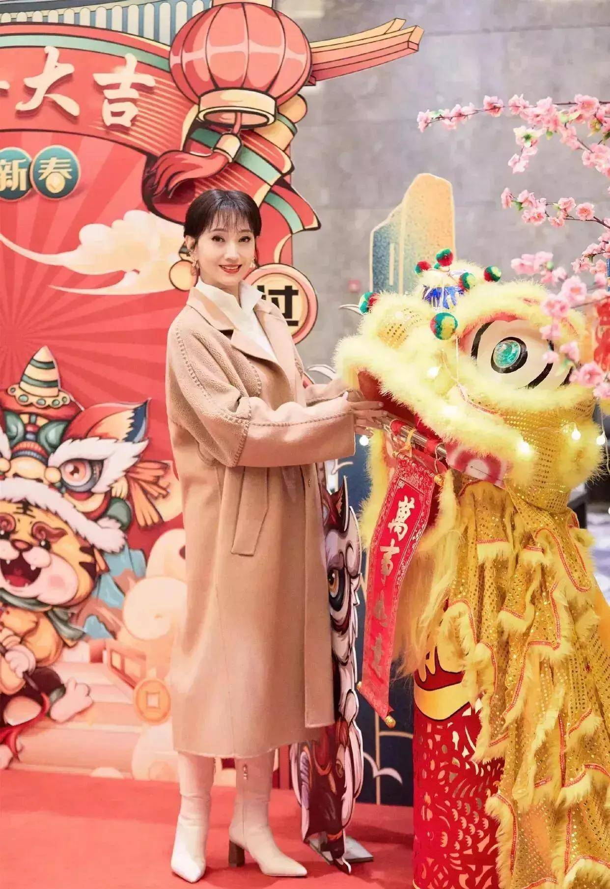 头发赵雅芝修掉皱纹伪装年轻，但皮肤干瘪没了胶原蛋白，老态很真实！