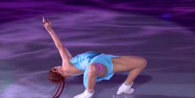 原创太飒了特鲁索娃化身神奇女侠高难度蟹步滑行眼神好有杀气