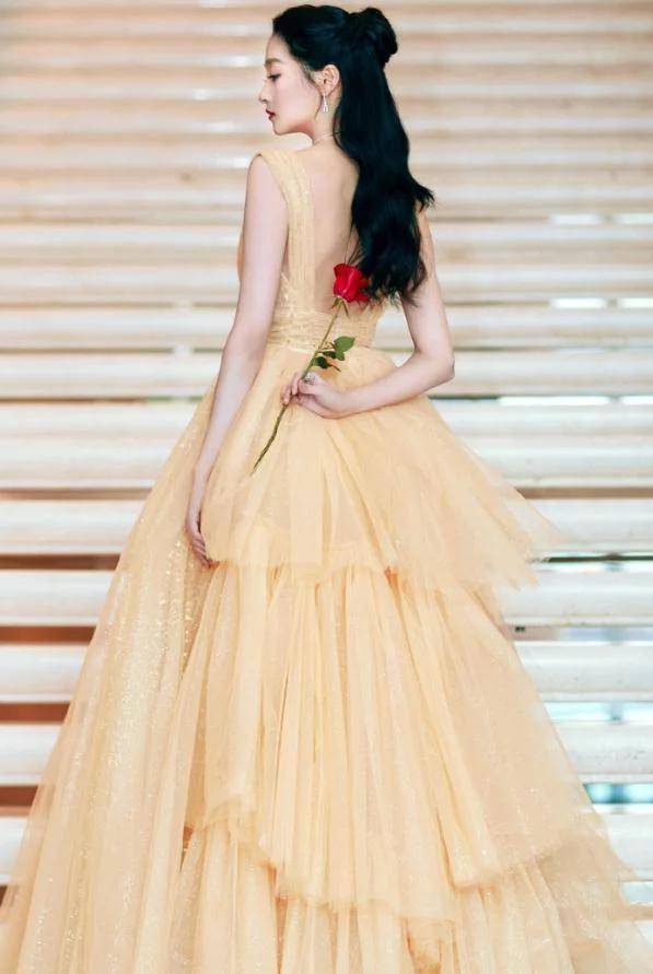 关晓彤穿液体裙秀身材看清她凹的造型后果真是京圈格格