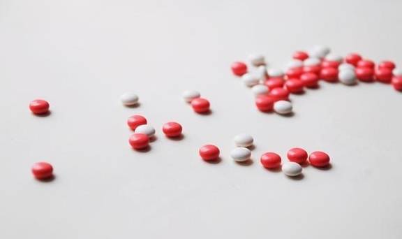 尿酸|五个痛风就有一个尿酸性肾结石，肾石病是高尿酸血症引起的吗？