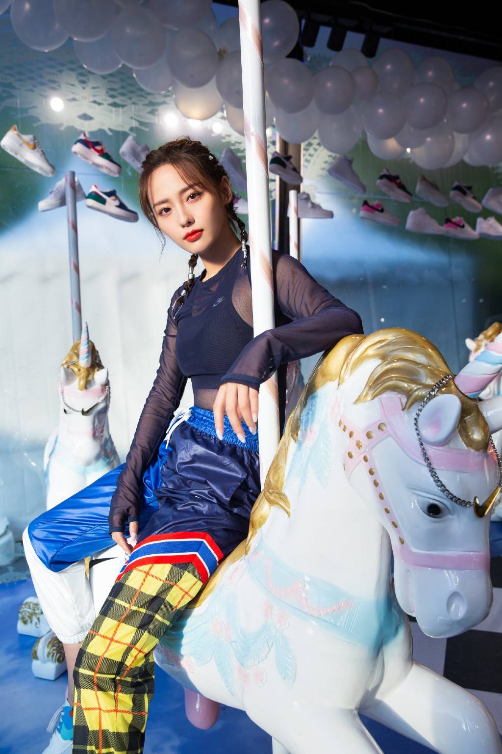 血色 张嘉倪哪像俩孩子的妈,穿修身裙后背只有几根带子,线条感太强了