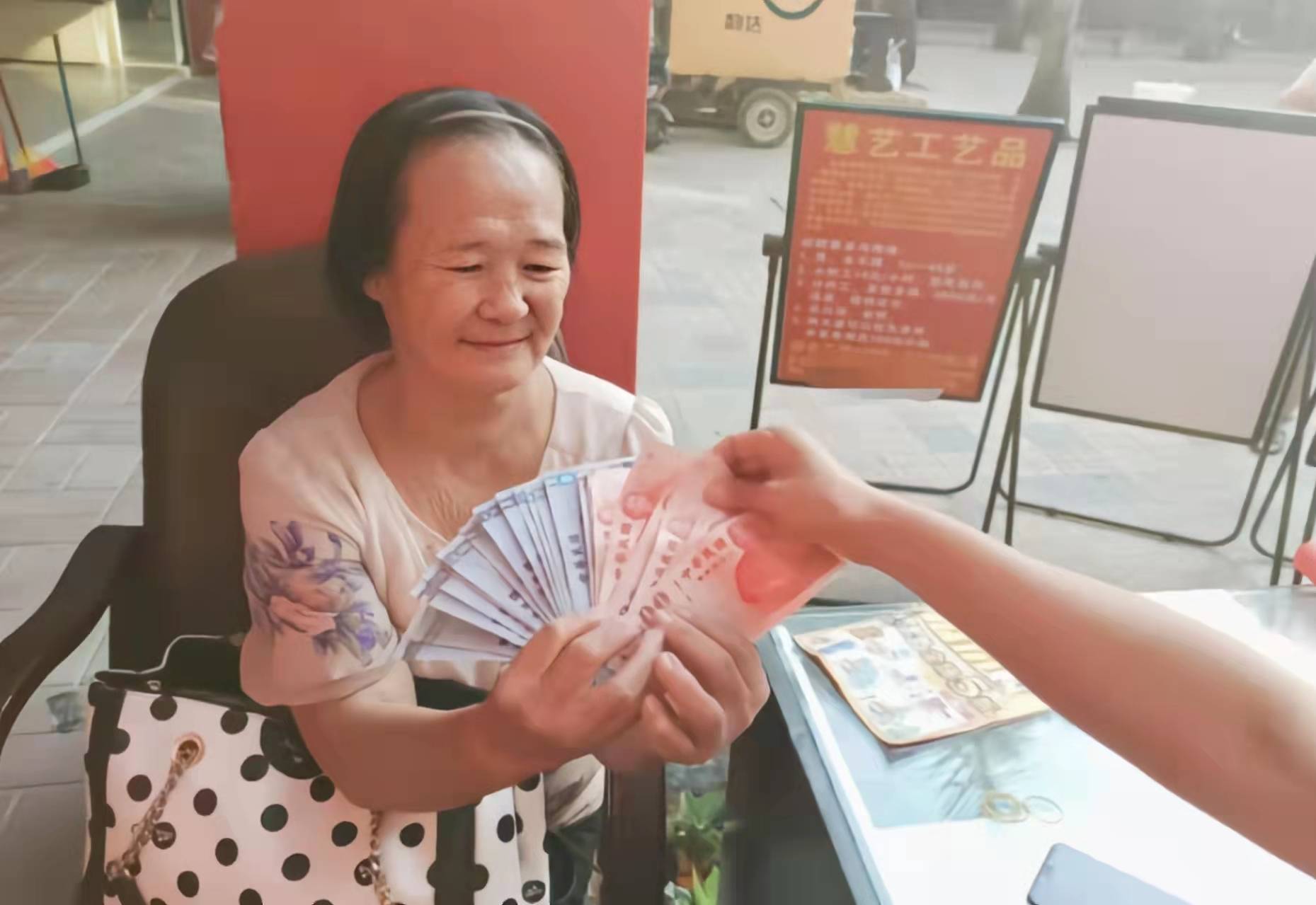 70岁的台湾女人 带弟弟到大陆创业 失败后弟弟跑路让她成流浪汉 黄月里 人生 年代 太阳信息网